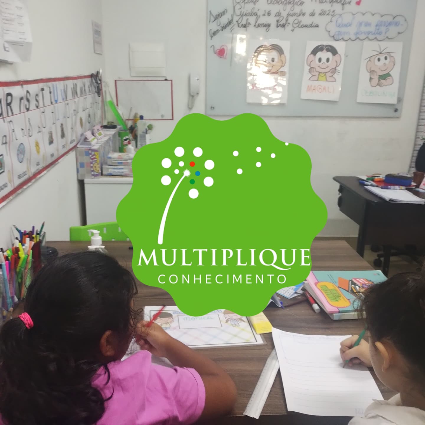 Criança aprendendo com a Multiplique